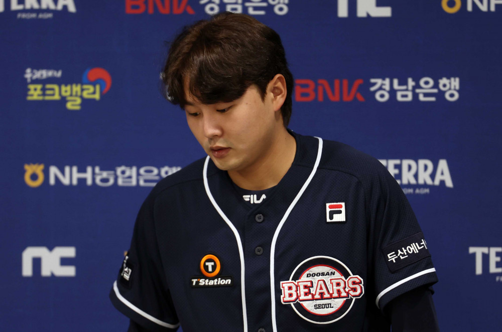 ▲두산베어스 투수 정철원이 1일 오후 경남 창원시 마산회원구 창원NC파크 인터뷰실에서 월드베이스볼클래식(WBC) 기간 내 음주한 것과 관련해 기자회견을 열었다.  (연합뉴스)