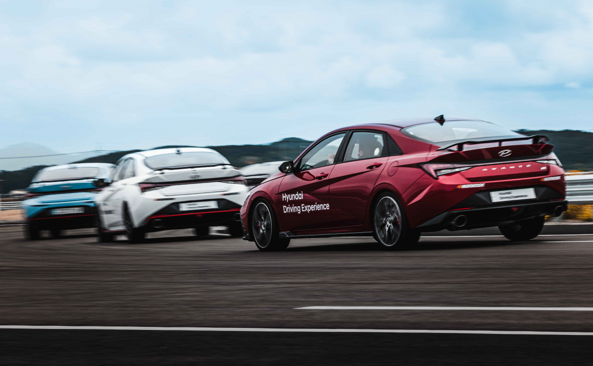 ▲마른 노면 서킷에서 줄지어 주행하는 모습. (사진제공=현대자동차그룹)