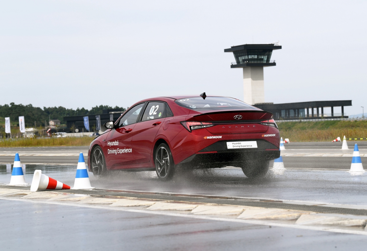 ▲러버콘(rubber cone) 사이 공간에 긴급 제동을 하는 모습. 뒷바퀴가 들릴 정도로 강하게 브레이크 페달을 밟아야 한다. (사진제공=현대자동차그룹)