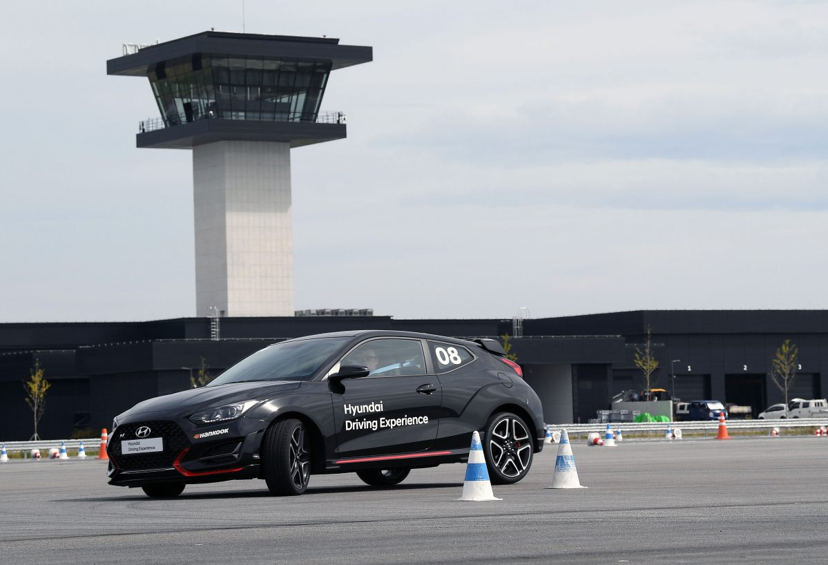 ▲다목적 주행 코스를 주행하는 모습. 뒤편으로는 '고속주회로'를 포함한 다양한 주행 시험로를 관제하는 컨트롤 타워가 보인다. (사진제공=현대자동차그룹)