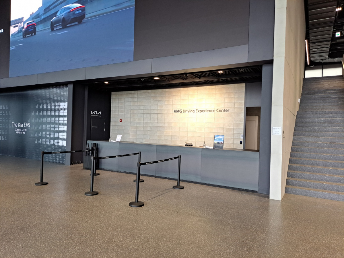 ▲HMG 드라이빙 익스피리언스 센터 1층에 위치한 인포메이션. 방문 시 이곳에서 등록 절차를 거쳐야 한다. (이민재 기자 2mj@)