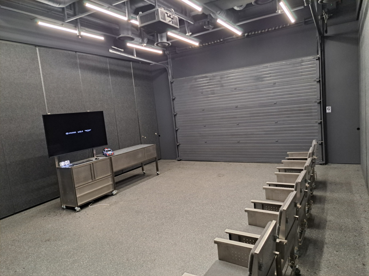 ▲이론 교육이 진행되는 강의실. 레이싱에서 볼 수 있는 공간인 '피트(Pit)'가 연상되도록 디자인됐다. (이민재 기자 2mj@)