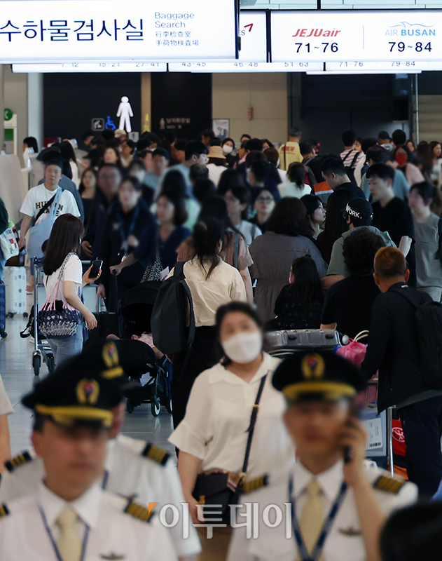 ▲현충일 징검다리 휴일을 앞두고 2일 서울 강서구 김포공항 국내선 청사가 북적이고 있다. (고이란 기자 photoeran@)