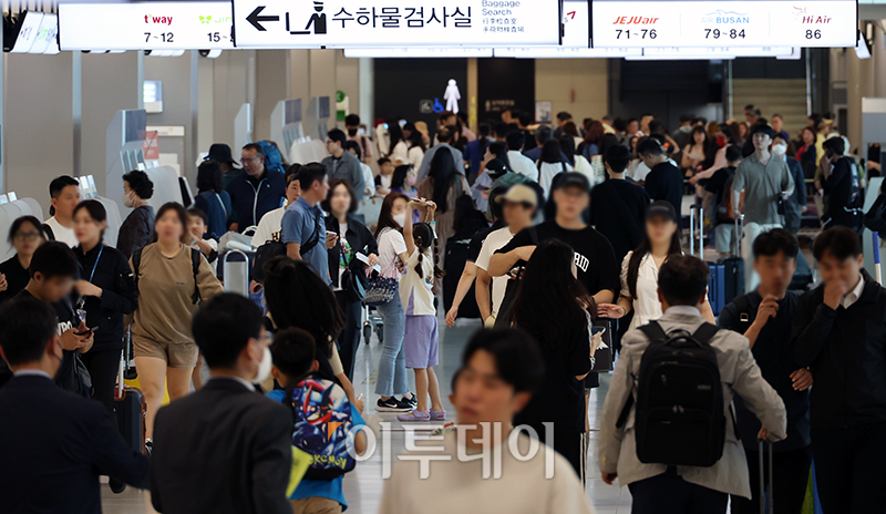 ▲현충일 징검다리 휴일을 앞두고 2일 서울 강서구 김포공항 국내선 청사가 북적이고 있다. (고이란 기자 photoeran@)