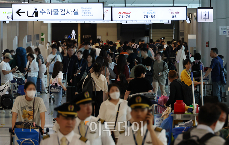 ▲현충일 징검다리 휴일을 앞두고 2일 서울 강서구 김포공항 국내선 청사가 북적이고 있다. (고이란 기자 photoeran@)