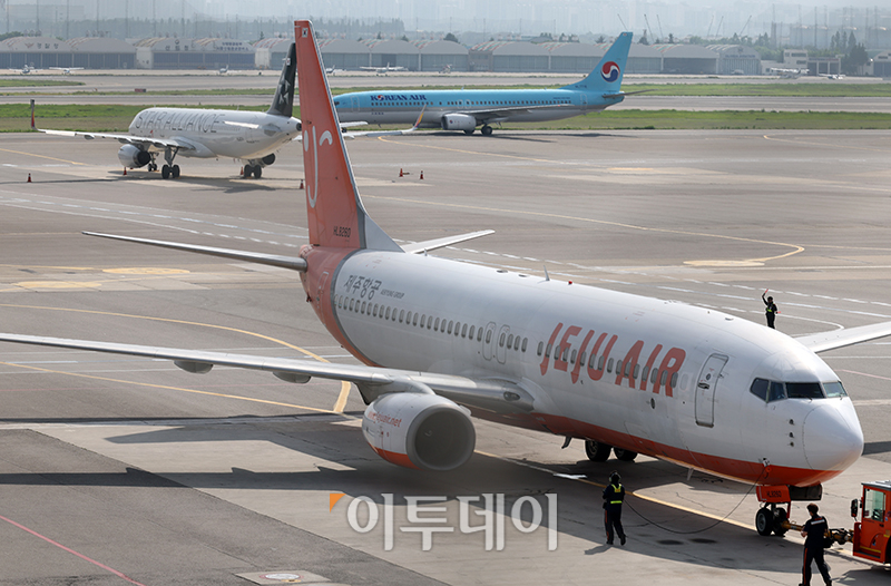 ▲현충일 징검다리 휴일을 앞두고 2일 서울 강서구 김포공항 국내선 청사에서 여객기가 비행 준비 중이다. (고이란 기자 photoeran@)