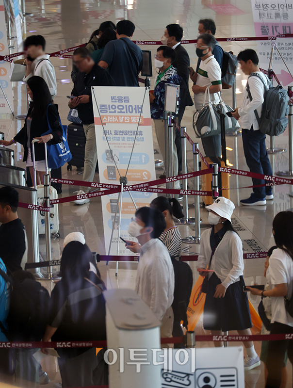 ▲현충일 징검다리 휴일을 앞두고 2일 서울 강서구 김포공항 국내선 청사가 북적이고 있다. (고이란 기자 photoeran@)