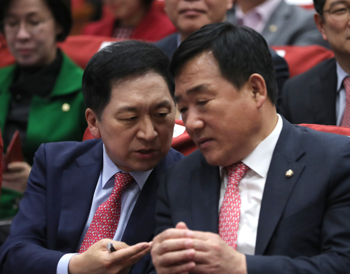 ▲[서울=뉴시스] 전진환 기자 = 국민의힘 김기현 대표와 박성민 의원이 2일 오후 서울 여의도 국회 의원회관에서 열린 원자력안전교부세 신설을 위한 국회토론회에서 대화하고 있다. 2023.05.02. amin2@newsis.com