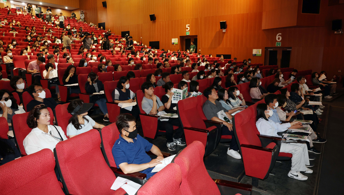 ▲4일 서울 종로구 성균관대에서 6월 전국연합학력평가(모평) 가채점 토대 종로학원 ‘2024 주요대 및 의학계열 수시, 정시 합격선 전망’ 입시설명회가 열리고 있다. 신태현 기자 holjjak@