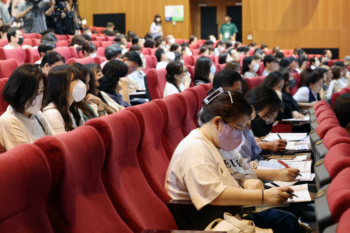 ▲4일 서울 종로구 성균관대에서 6월 전국연합학력평가(모평) 가채점 토대 종로학원 ‘2024 주요대 및 의학계열 수시, 정시 합격선 전망’ 입시설명회가 열리고 있다. 신태현 기자 holjjak@