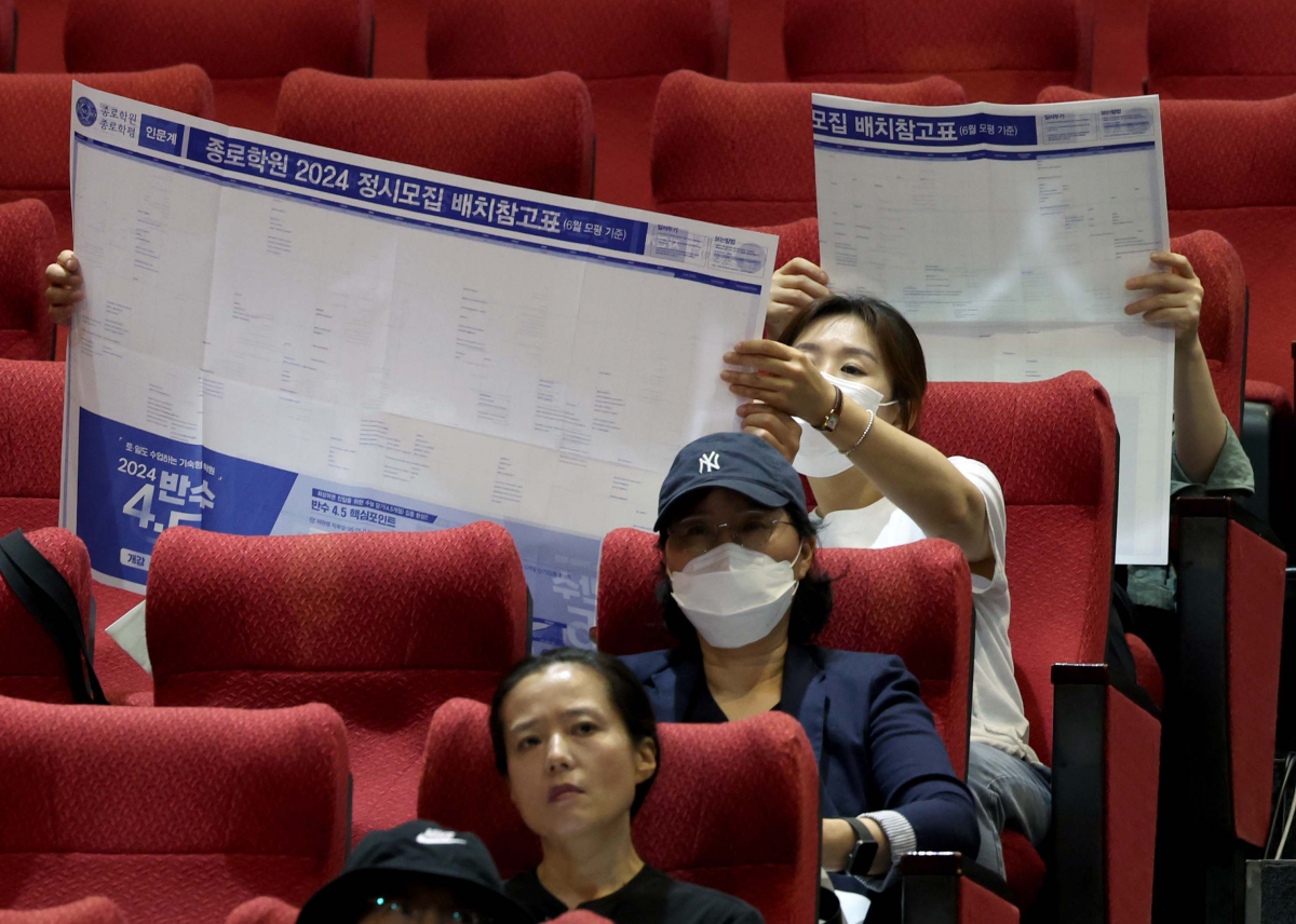 ▲4일 서울 종로구 성균관대에서 6월 전국연합학력평가(모평) 가채점 토대 종로학원 ‘2024 주요대 및 의학계열 수시, 정시 합격선 전망’ 입시설명회가 열리고 있다. 신태현 기자 holjjak@