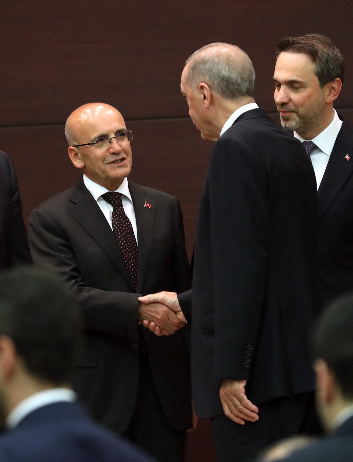 ▲레제프 타이이프 에르도안(오른쪽 두 번째) 튀르키예(터키) 대통령이 3일(현지시간) 앙카라 대통령궁에서 열린 각료 소개 회의에서 메흐메트 심셰크(왼쪽) 신임 재무장관과 악수하고 있다. 앙카라/EPA연합뉴스
