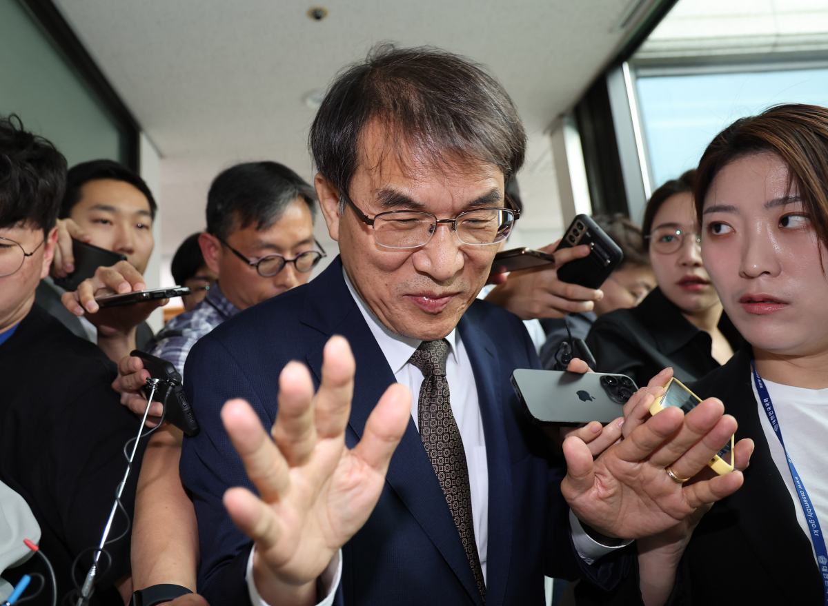 ▲노태악 중앙선거관리위원장이 2일 과천 중앙선거관리위원회에서 열린 회의를 마치고 위원장실로 향하며 취재진의 질문을 받고 있다. (연합뉴스)