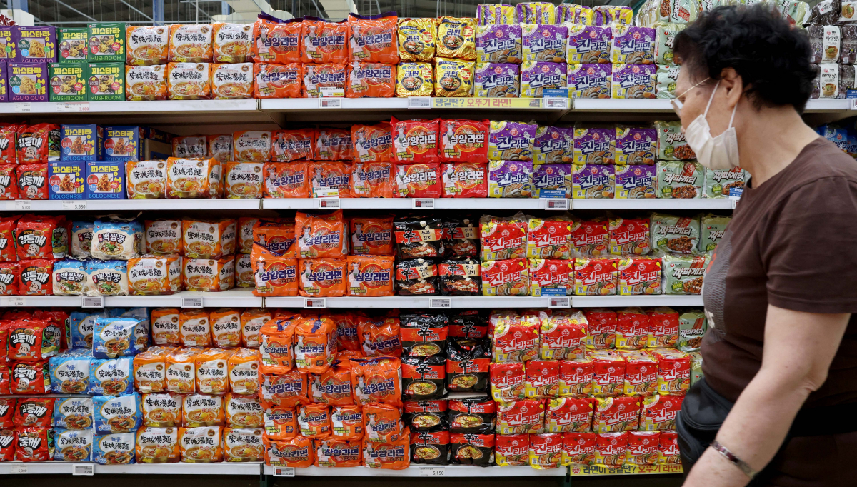 ▲5일 통계청에 따르면 지난달 라면의 소비자물가지수는 124.04로 지난해 동월보다 13.1% 올랐다. 이는 글로벌 금융위기 시기인 2009년 2월(14.3%) 이후 14년 3개월 만에 가장 높은 수준이다. 라면 소비자물가는 지난해 10월부터 8개월 연속 10%를 넘기며 고공행진 하고있다. 라면 제조사들이 잇달아 라면 가격을 조정한 영향이다. 지난달 소비자물가 상승률은 3.3%로 넉 달 연속 둔화하고 있지만, 라면 등 핵심 먹거리 물가는 여전히 높은 수준이어서 서민들의 고충이 날로 커지고 있다. 이날 서울의 한 대형마트에 라면이 진열돼 있다. 신태현 기자 holjjak@