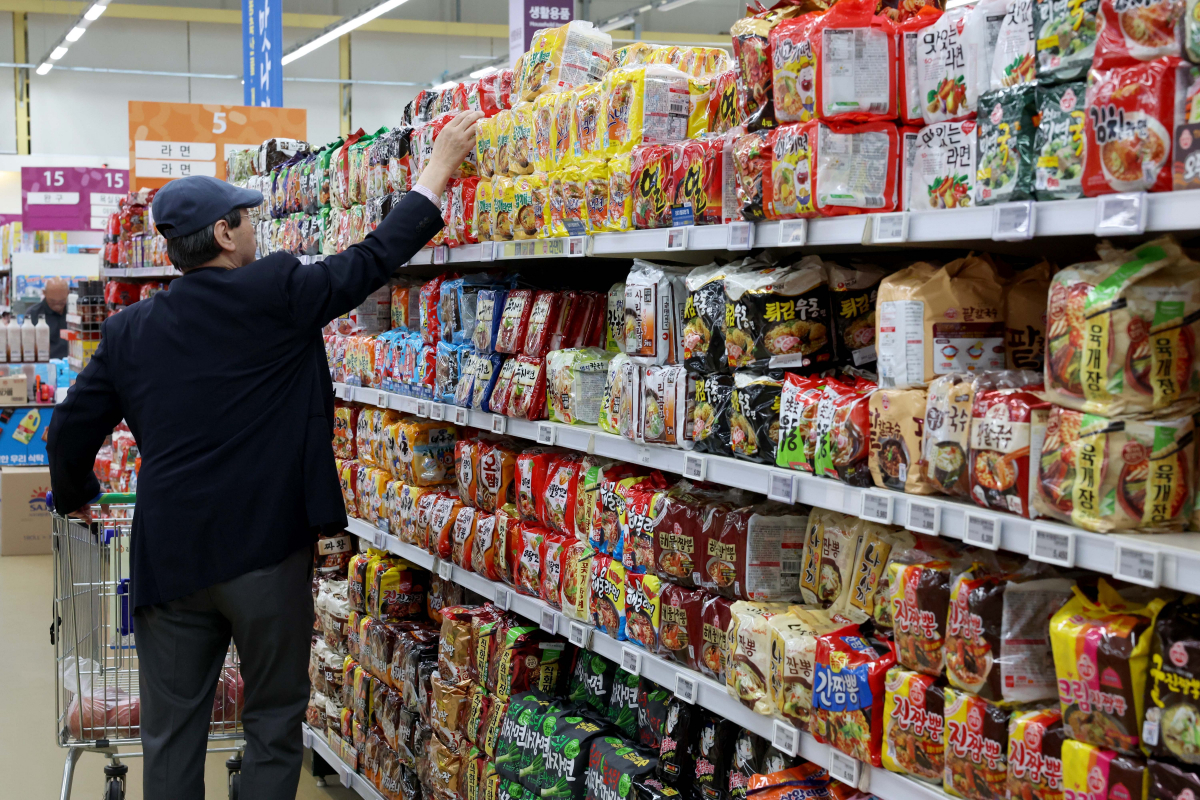 ▲5일 통계청에 따르면 지난달 라면의 소비자물가지수는 124.04로 지난해 동월보다 13.1% 올랐다. 이는 글로벌 금융위기 시기인 2009년 2월(14.3%) 이후 14년 3개월 만에 가장 높은 수준이다. 라면 소비자물가는 지난해 10월부터 8개월 연속 10%를 넘기며 고공행진 하고있다. 라면 제조사들이 잇달아 라면 가격을 조정한 영향이다. 지난달 소비자물가 상승률은 3.3%로 넉 달 연속 둔화하고 있지만, 라면 등 핵심 먹거리 물가는 여전히 높은 수준이어서 서민들의 고충이 날로 커지고 있다. 이날 서울의 한 대형마트에 라면이 진열돼 있다. 신태현 기자 holjjak@