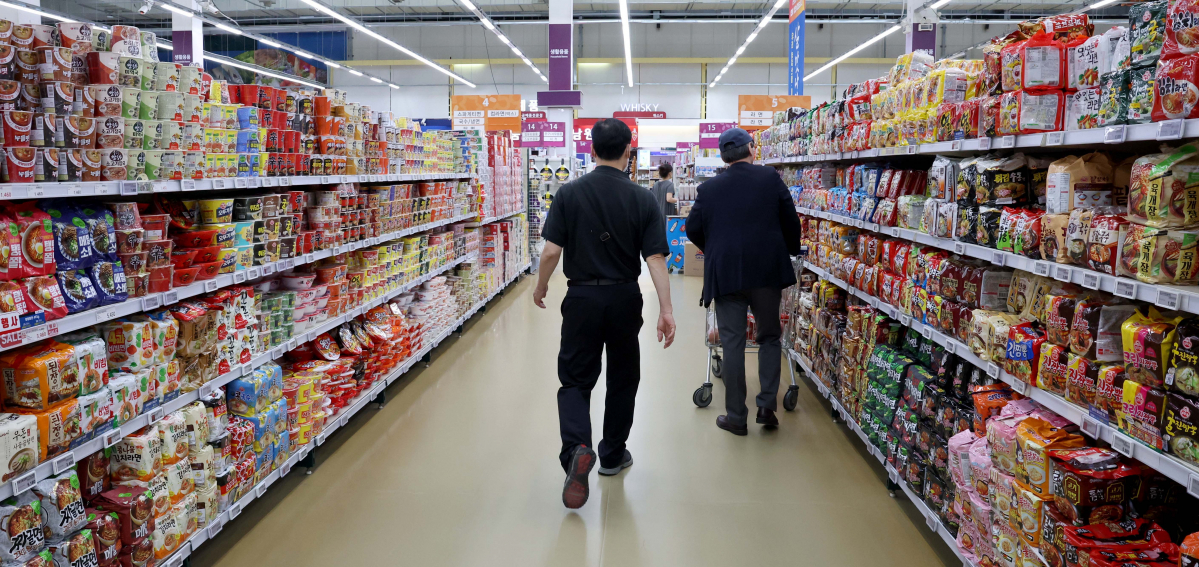 ▲5일 통계청에 따르면 지난달 라면의 소비자물가지수는 124.04로 지난해 동월보다 13.1% 올랐다. 이는 글로벌 금융위기 시기인 2009년 2월(14.3%) 이후 14년 3개월 만에 가장 높은 수준이다. 라면 소비자물가는 지난해 10월부터 8개월 연속 10%를 넘기며 고공행진 하고있다. 라면 제조사들이 잇달아 라면 가격을 조정한 영향이다. 지난달 소비자물가 상승률은 3.3%로 넉 달 연속 둔화하고 있지만, 라면 등 핵심 먹거리 물가는 여전히 높은 수준이어서 서민들의 고충이 날로 커지고 있다. 이날 서울의 한 대형마트에 라면이 진열돼 있다. 신태현 기자 holjjak@