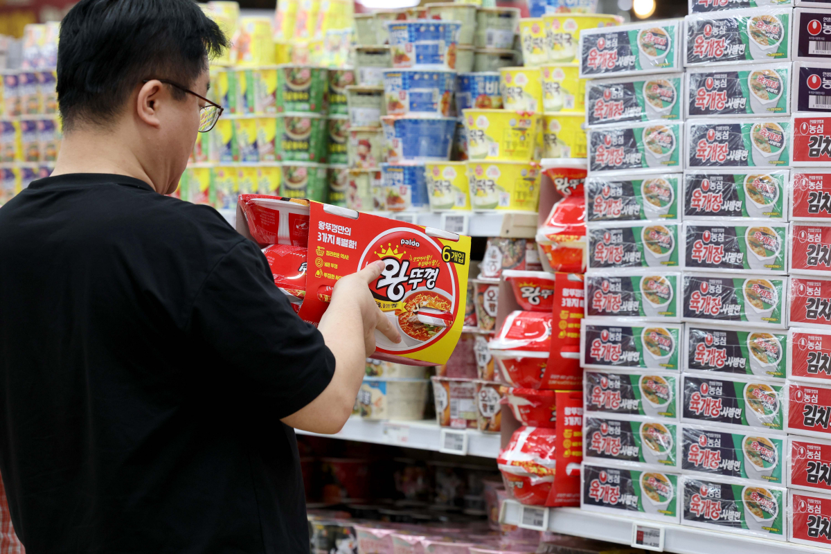 ▲5일 통계청에 따르면 지난달 라면의 소비자물가지수는 124.04로 지난해 동월보다 13.1% 올랐다. 이는 글로벌 금융위기 시기인 2009년 2월(14.3%) 이후 14년 3개월 만에 가장 높은 수준이다. 라면 소비자물가는 지난해 10월부터 8개월 연속 10%를 넘기며 고공행진 하고있다. 라면 제조사들이 잇달아 라면 가격을 조정한 영향이다. 지난달 소비자물가 상승률은 3.3%로 넉 달 연속 둔화하고 있지만, 라면 등 핵심 먹거리 물가는 여전히 높은 수준이어서 서민들의 고충이 날로 커지고 있다. 이날 서울의 한 대형마트에 라면이 진열돼 있다. 신태현 기자 holjjak@