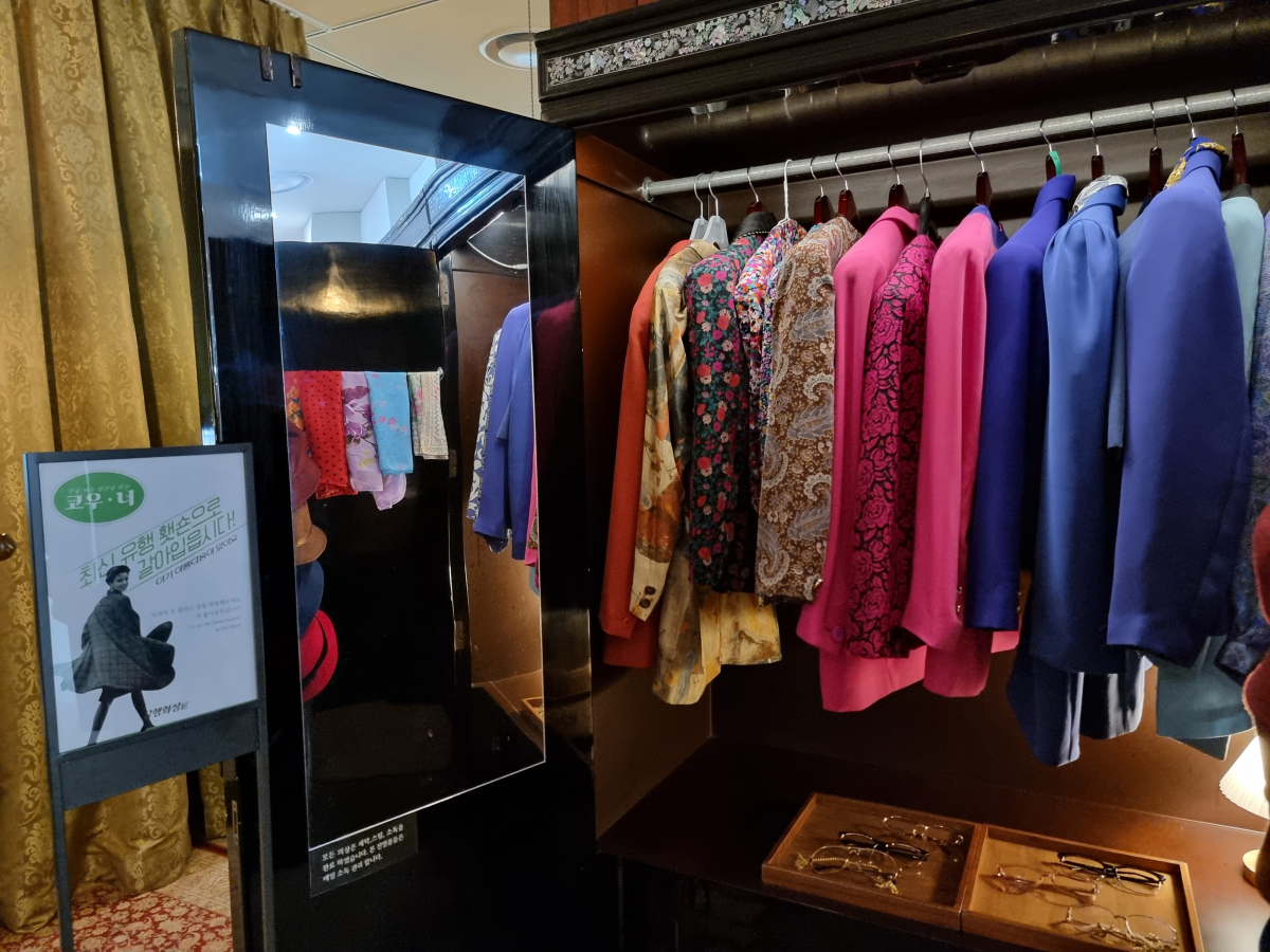 ▲5일 유행화장전에 전시된 자개 장롱 안에 1980년대 유행했던 옷이 들어있다. (구예지 기자(sunrise@))
