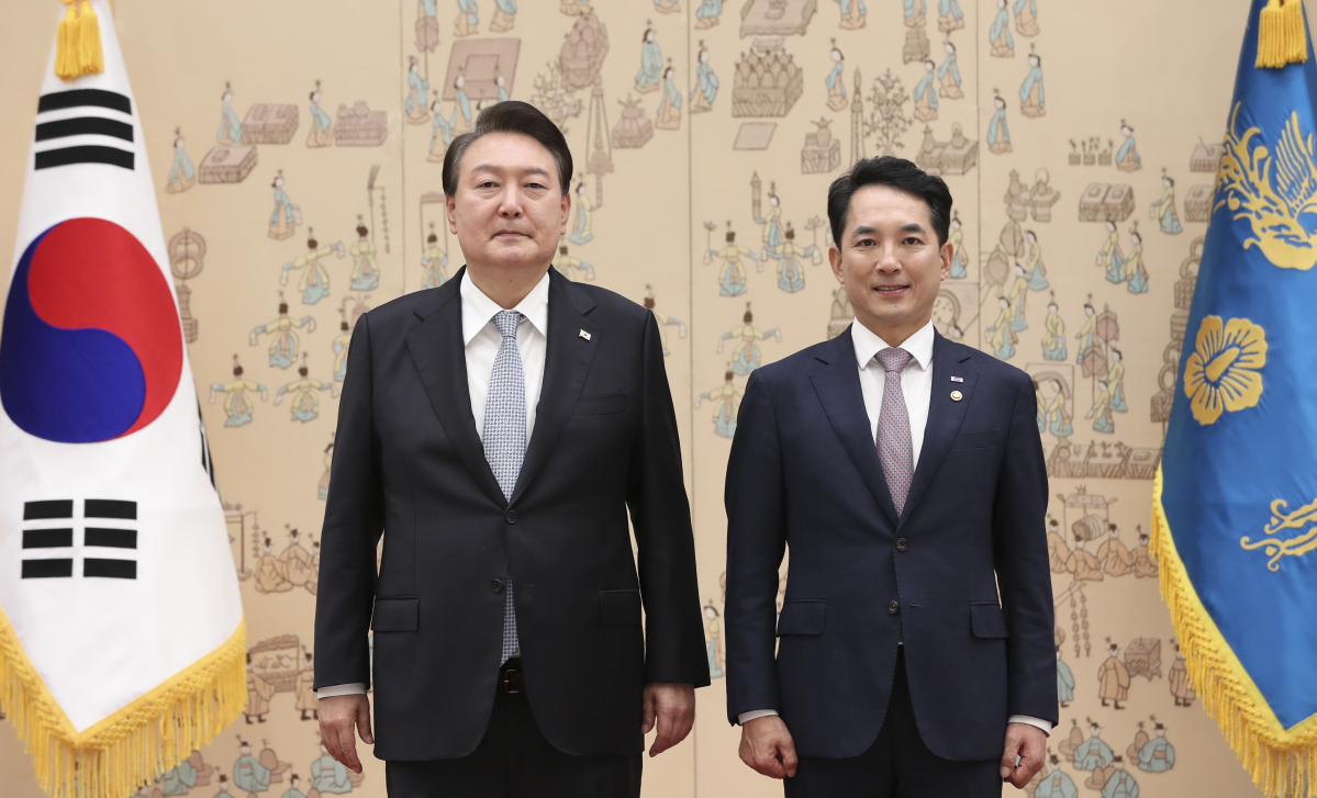 ▲윤석열 대통령이 5일 서울 용산 대통령실 청사에서 박민식 국가보훈부 장관에게 임명장을 수여한 뒤 기념촬영을 하고 있다. (연합뉴스)