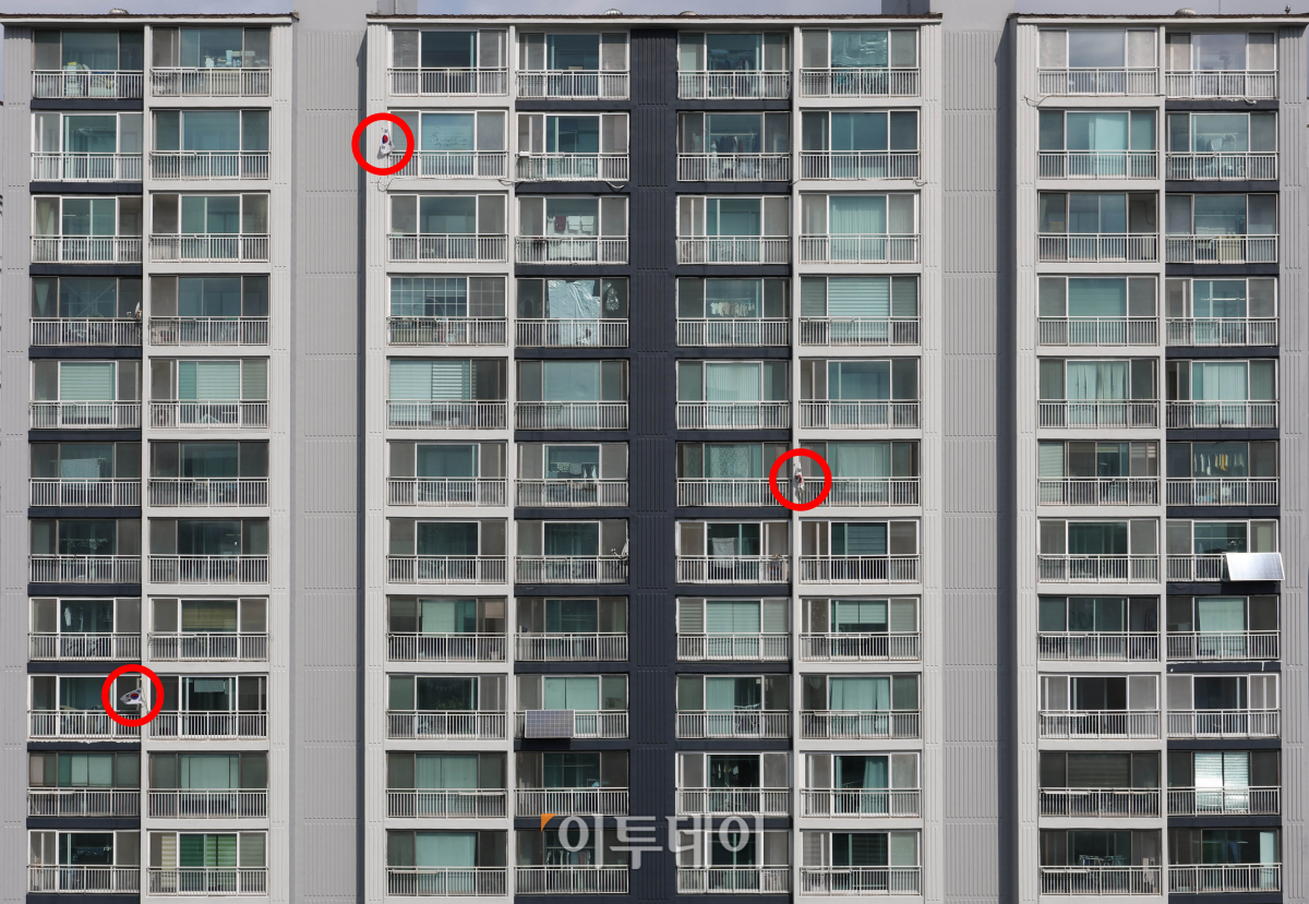 ▲제68회 현충일인 6일 서울의 한 아파트 단지에 조기게양률이 낮은 모습을 보이고 있다. 조현호 기자 hyunho@