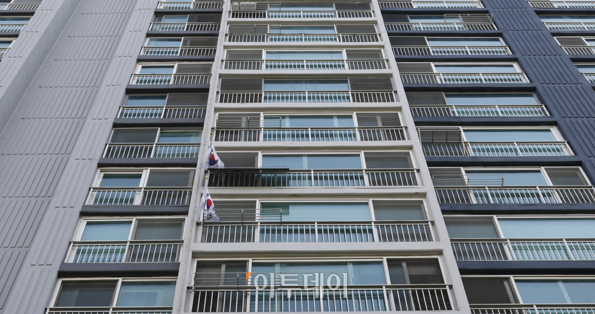 ▲제68회 현충일인 6일 서울의 한 아파트 단지에 조기게양률이 낮은 모습을 보이고 있다. 조현호 기자 hyunho@