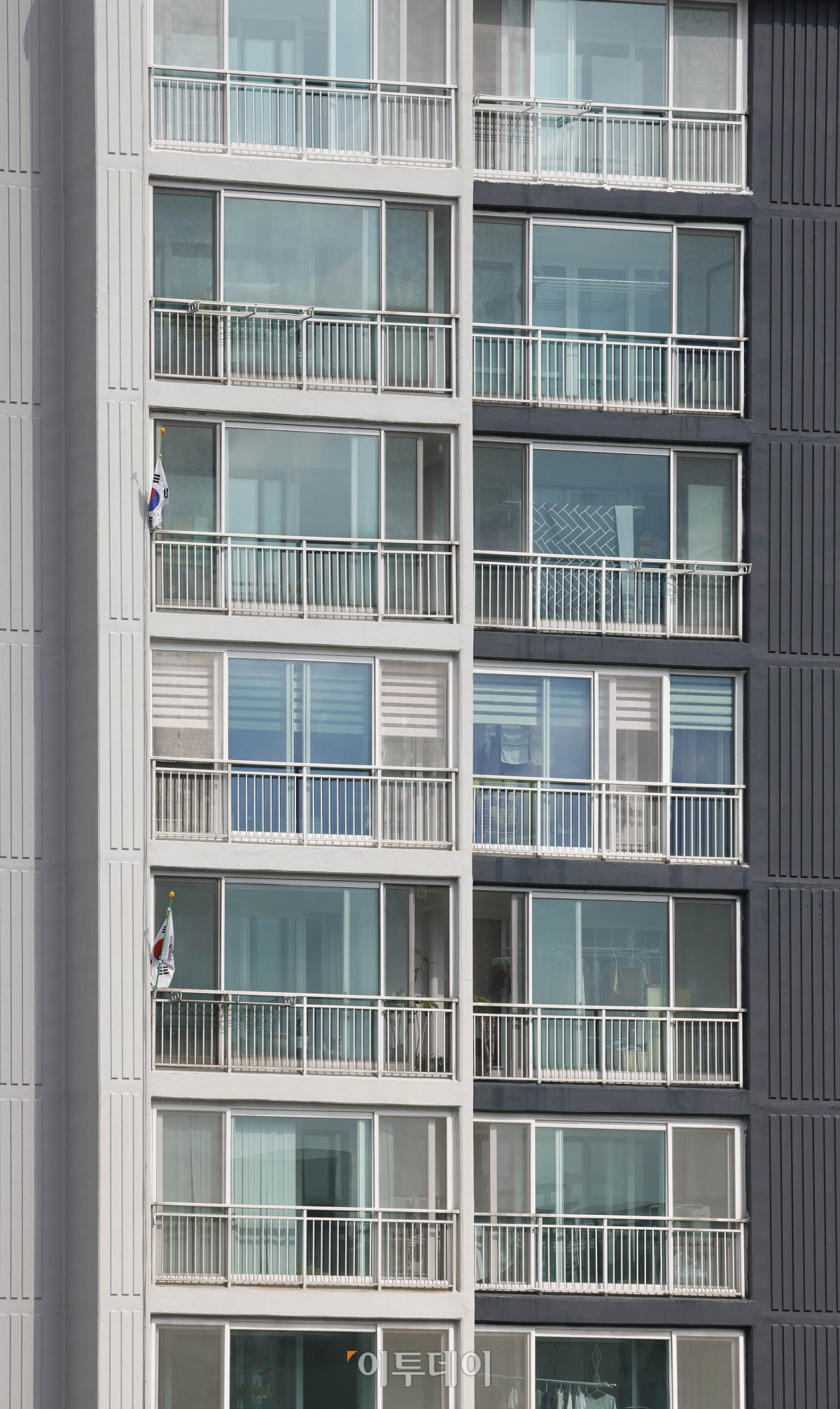 ▲제68회 현충일인 6일 서울의 한 아파트 단지에 조기게양률이 낮은 모습을 보이고 있다. 조현호 기자 hyunho@