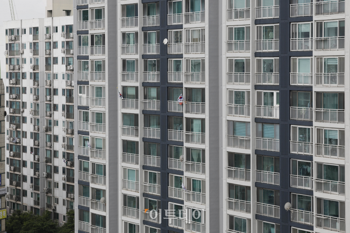 ▲제68회 현충일인 6일 서울의 한 아파트 단지에 조기게양률이 낮은 모습을 보이고 있다. 조현호 기자 hyunho@