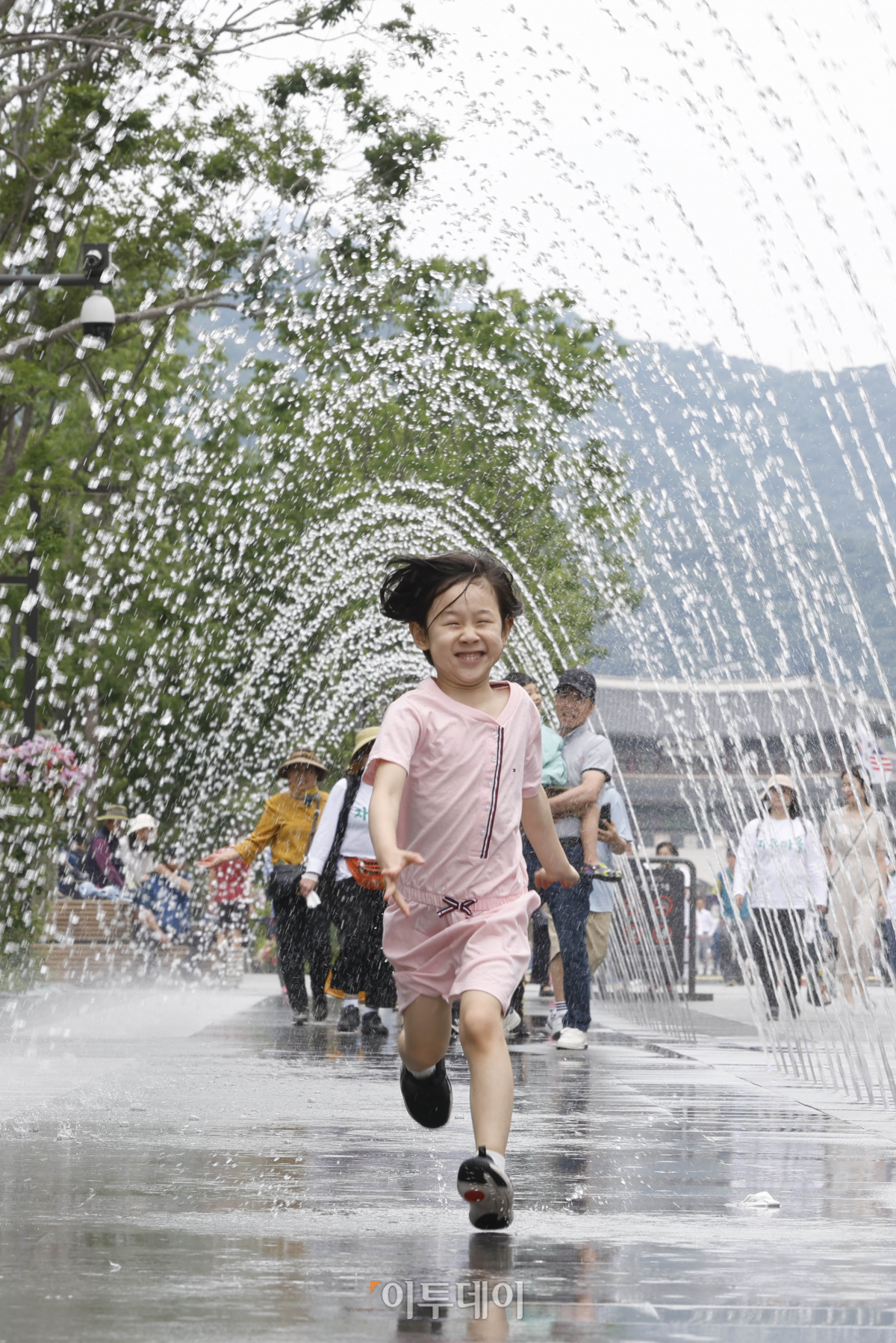 ▲초여름 날씨를 보인 6일 오후 서울 종로구 광화문광장에서 터널분수에서 시민들이 더위를 식히고 있다. 조현호 기자 hyunho@