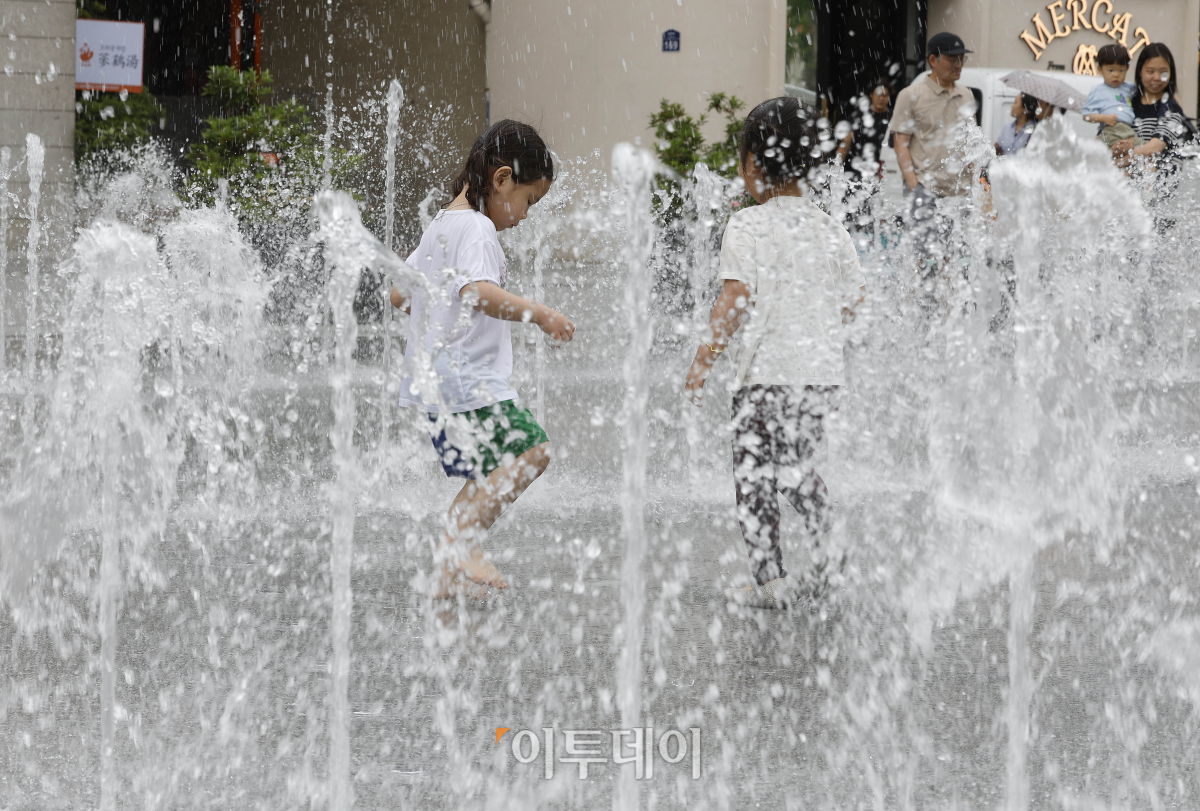 ▲초여름 날씨를 보인 6일 오후 서울 종로구 광화문광장 한글분수대에서 아이들이 물놀이를 하고 있다. 조현호 기자 hyunho@