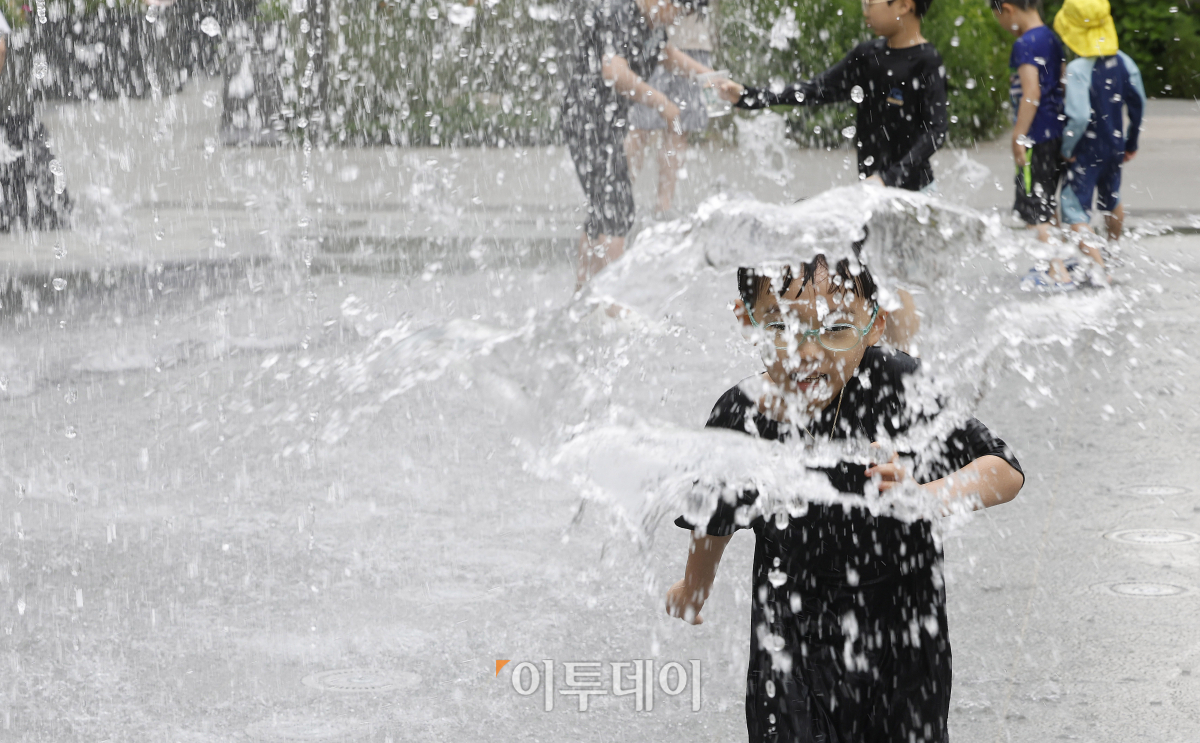 ▲초여름 날씨를 보인 6일 오후 서울 종로구 광화문광장 한글분수대에서 아이들이 물놀이를 하고 있다. 조현호 기자 hyunho@