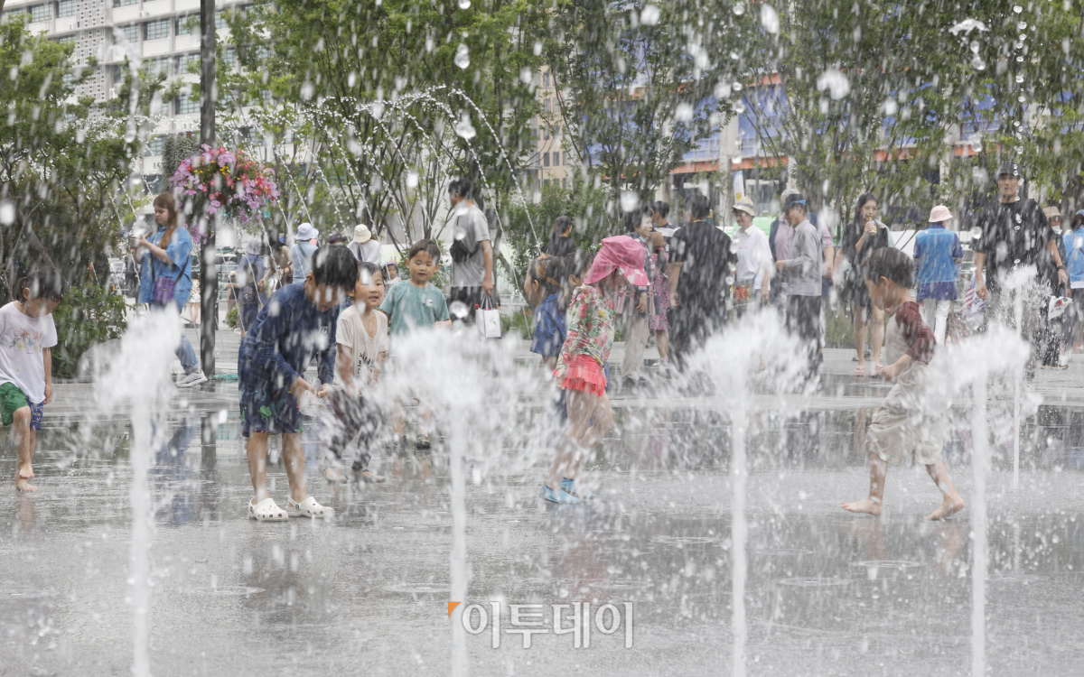 ▲초여름 날씨를 보인 6일 오후 서울 종로구 광화문광장 한글분수대에서 아이들이 물놀이를 하고 있다. 조현호 기자 hyunho@