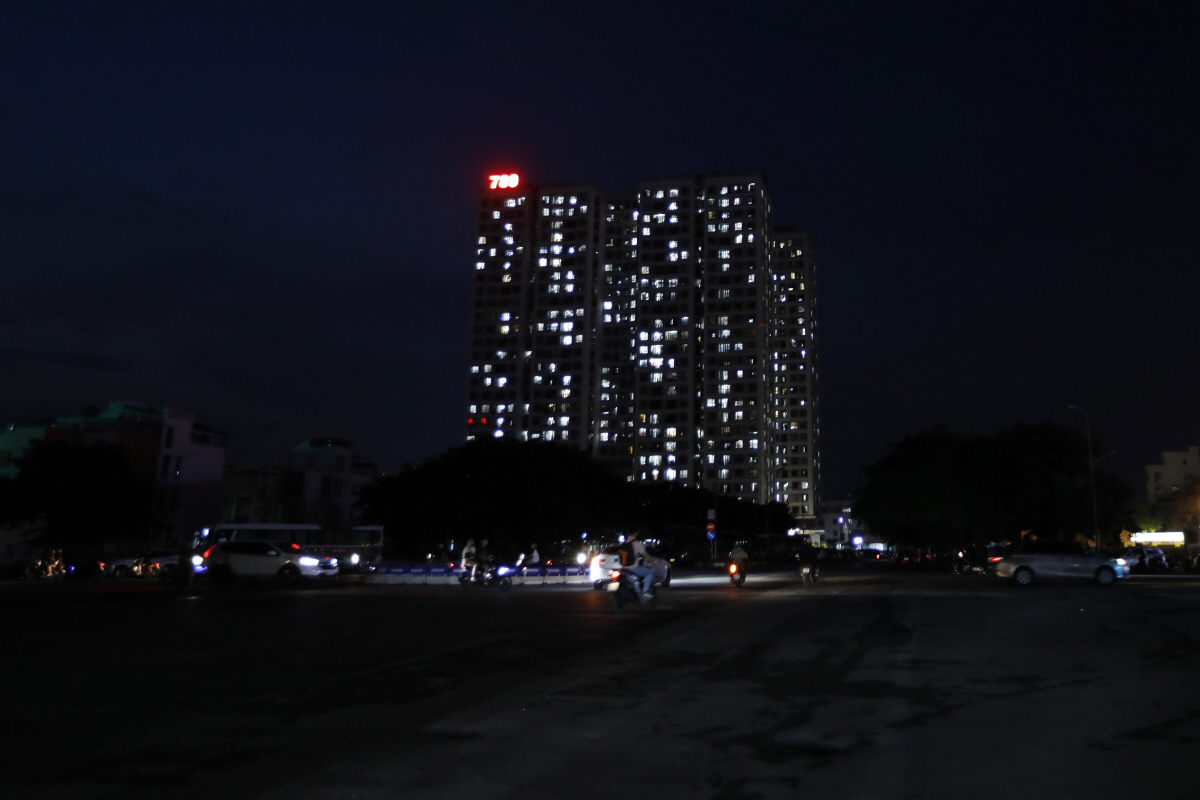 ▲베트남 하노이에서 5일 당국의 계획 정전으로 인해 거리 조명이 꺼져 있다. 하노이/EPA연합뉴스 
