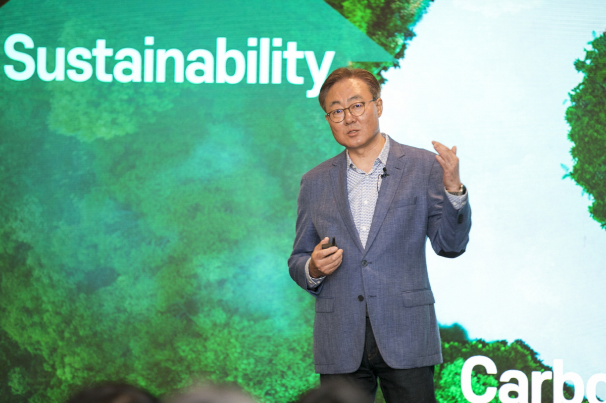 ▲지난해 6월, 김준 SK이노베이션 부회장이 미국 캘리포니아주 샌프란시스코만 남부에 위치한 새너제이에서 열린 ‘SK이노베이션 글로벌 포럼’ 기조연설에서
SK이노베이션의 그린 포트폴리오(Green Portfolio) 구축 방향과 사업모델 혁신 의지를 소개하고 있다. (사진제공=SK이노베이션)