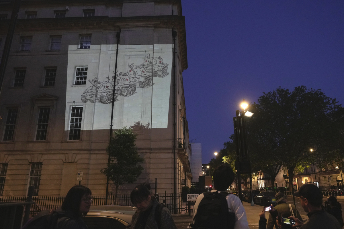 ▲4일(현지시간) 영국 런던 주재 중국 대사관에 중국이 민주화 요구를 무력 진압한 천안문 사건 34주기를 맞아 건물 외벽에 탱크 이미지가 투영되고 있다.
