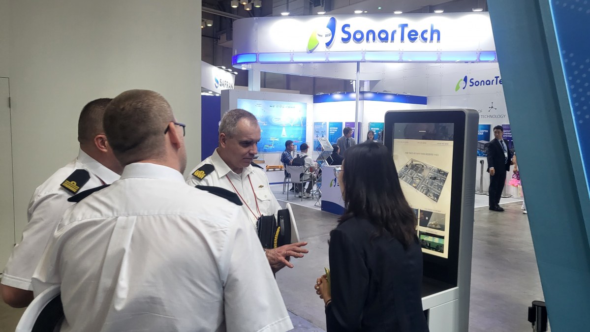 ▲블라디미르 쿠라긴(오른쪽에서 두 번째) 폴란드 해군 군비국장이 ‘2023 국제해양방위산업전(MADEX 2023)’에서 현장 관계자와 대화를 나누고 있다. (이동욱 기자 toto@)