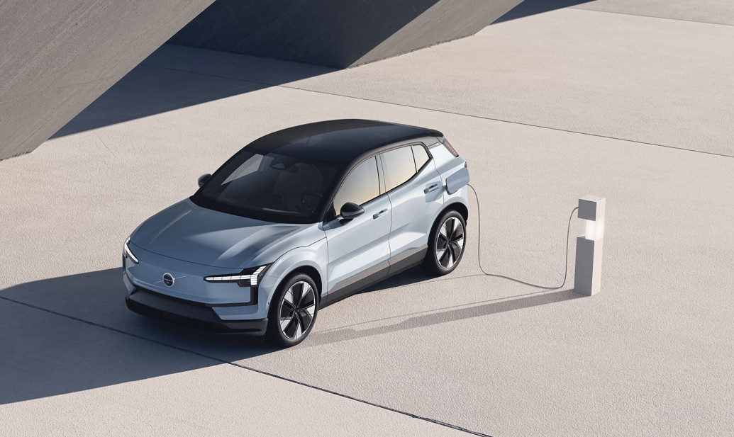 ▲볼보 뉴 EX30. 브랜드 최초의 소형 전기 SUV다. 독특한 디자인의 헤드램프는 이른바 ‘토르의 망치(Thor's Hammer)’로 불리며 독창적인 캐릭터를 완성한다. (사진제공=볼보코리아)