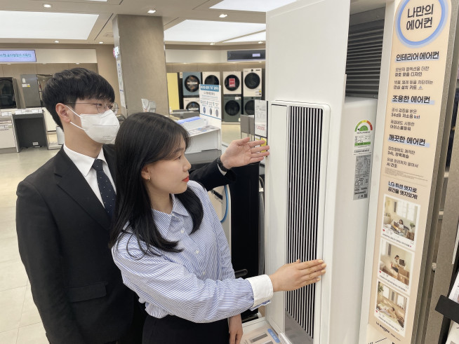 ▲전자랜드 타이푼에서 전문상담사가 창문형 에어컨을 고객에게 설명하고 있다. (사진제공=전자랜드)
