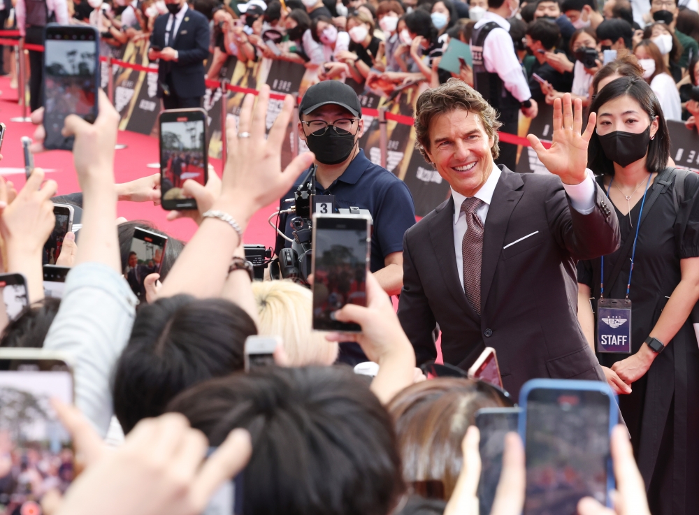 ▲지난해 6월 톰 크루즈가 서울 송파구 롯데월드타워 야외광장에서 열린 '탑건: 매버릭 ' 내한 레드카펫 행사에 참석해 팬들과 즐거운 시간을 보내는 모습. 조현욱 기자 gusdnr8863@ (이투데이DB)