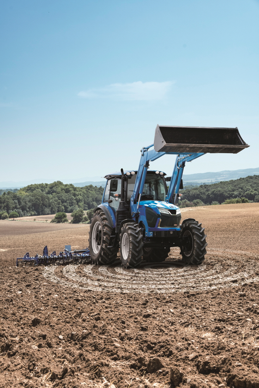 ▲운전자가 직접 운전하지 않고, 자율작업 트랙터 LS 스타트렉이 스스로 농경지에서 작업하는 모습 (사진제공=LS엠트론)