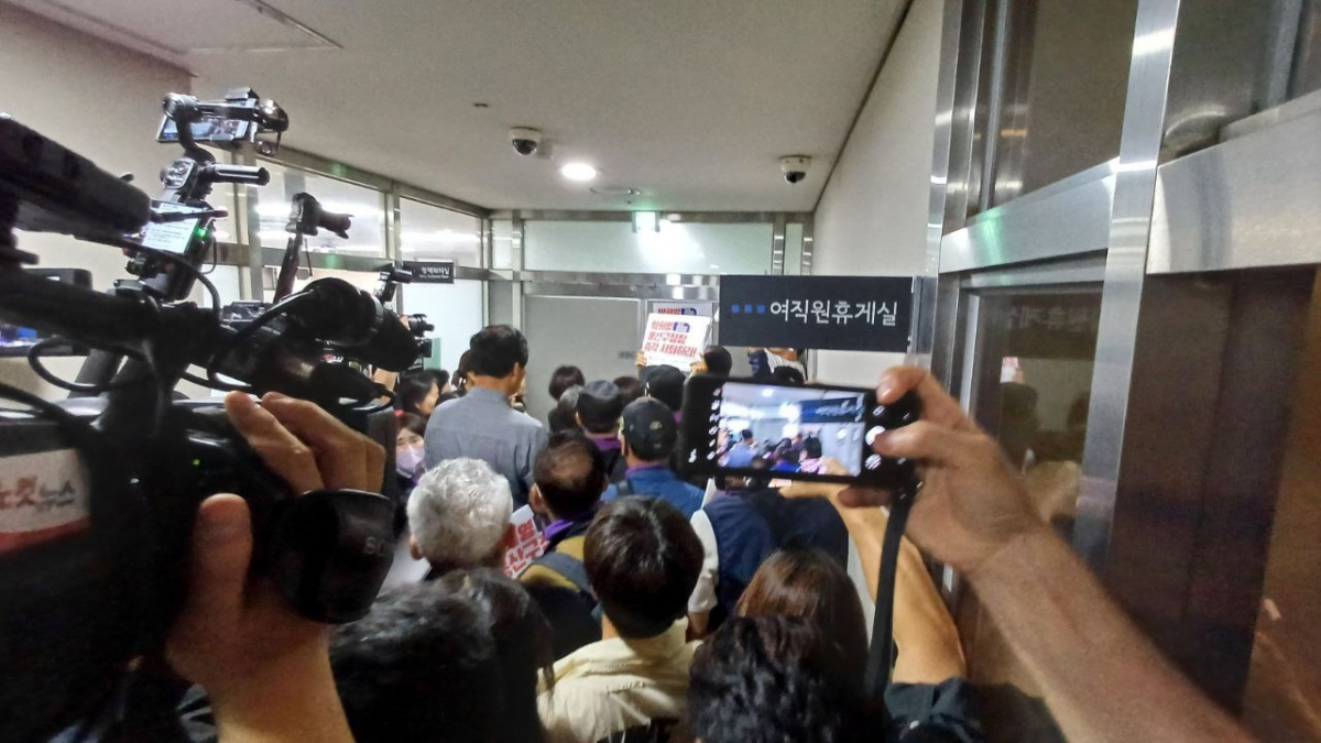 ▲10·29 이태원 참사 유가족 협의회가 이태원 참사 부실 대응 혐의로 구속됐따 보석으로 풀려난 박희영 용산구청장의 출근길 저지에 나섰다. (사진제공=10·29 이태원참사유가족협의회)