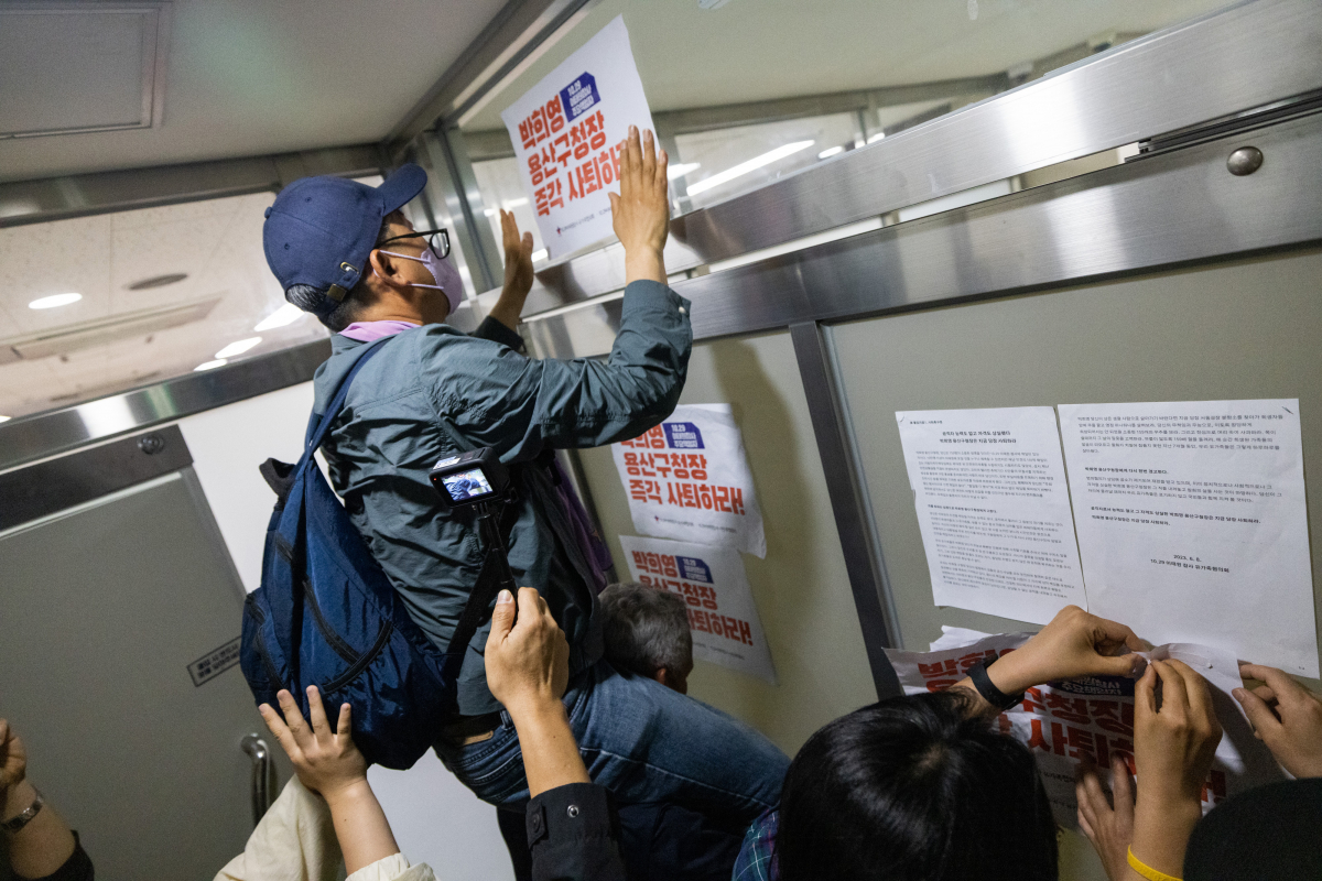 ▲이태원 참사 유가족들이 8일 서울 용산구청에서 보석 석방 이후 첫 출근한 박희영 용산구청장의 사퇴를 촉구하며 구청장실에 진입을 시도하고 있다. 신태현 기자 holjjak@