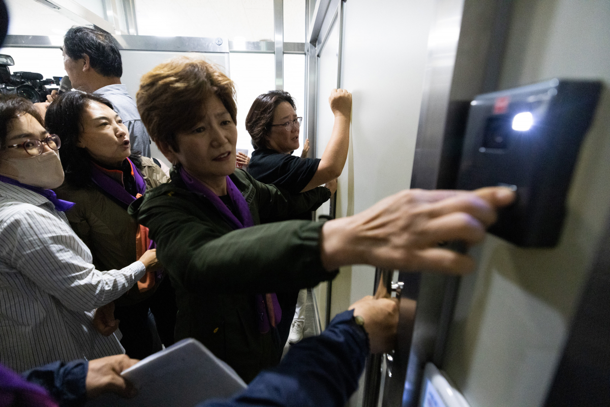 ▲이태원 참사 유가족들이 8일 서울 용산구청에서 보석 석방 이후 첫 출근한 박희영 용산구청장의 사퇴를 촉구하며 구청장실에 진입을 시도하고 있다. 신태현 기자 holjjak@