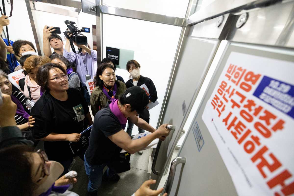 ▲이태원 참사 유가족들이 8일 서울 용산구청에서 보석 석방 이후 첫 출근한 박희영 용산구청장의 사퇴를 촉구하며 구청장실에 진입을 시도하고 있다. 신태현 기자 holjjak@