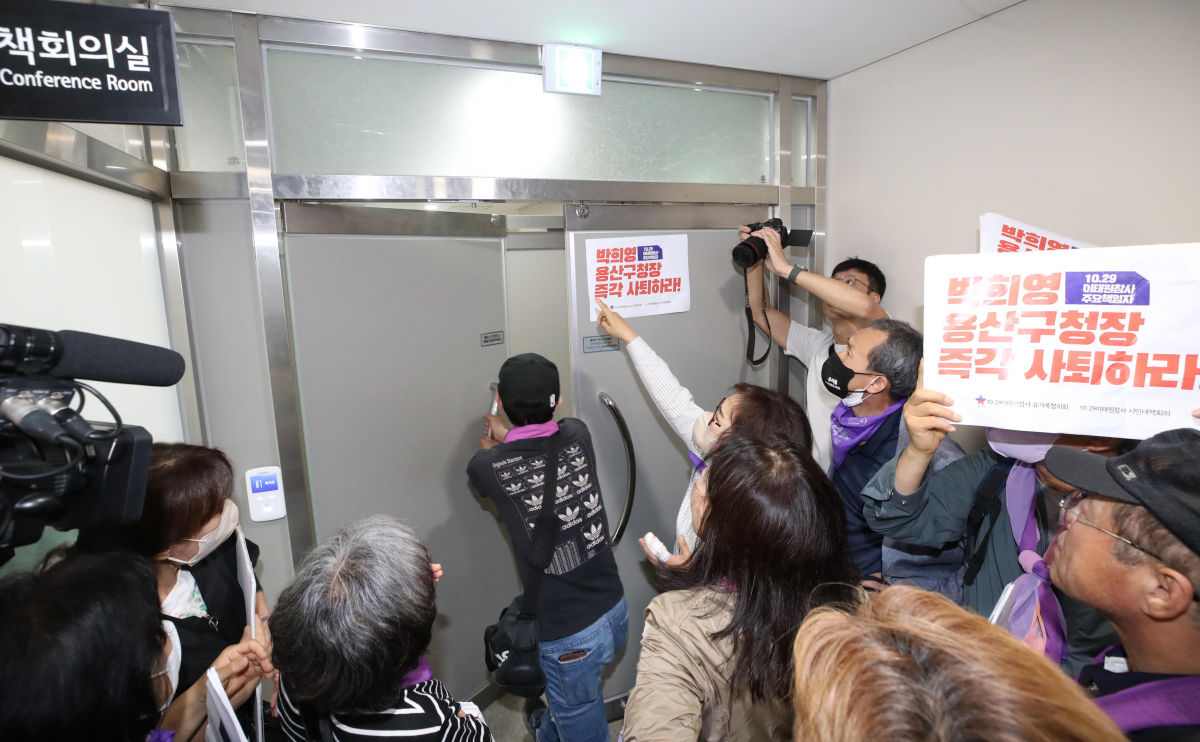 ▲이태원 참사 유가족들이 8일 서울 용산구청에서 보석 석방 이후 첫 출근한 박희영 용산구청장의 사퇴를 촉구하며 구청장실에 진입을 시도하고 있다. 신태현 기자 holjjak@
