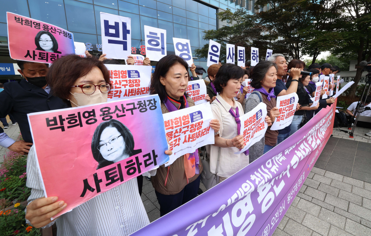 ▲이태원 참사 유가족들이 8일 서울 용산구청 앞에서 보석 석방 이후 첫 출근한 박희영 용산구청장의 사퇴를 촉구하는 기자회견을 갖고 있다. 신태현 기자 holjjak@