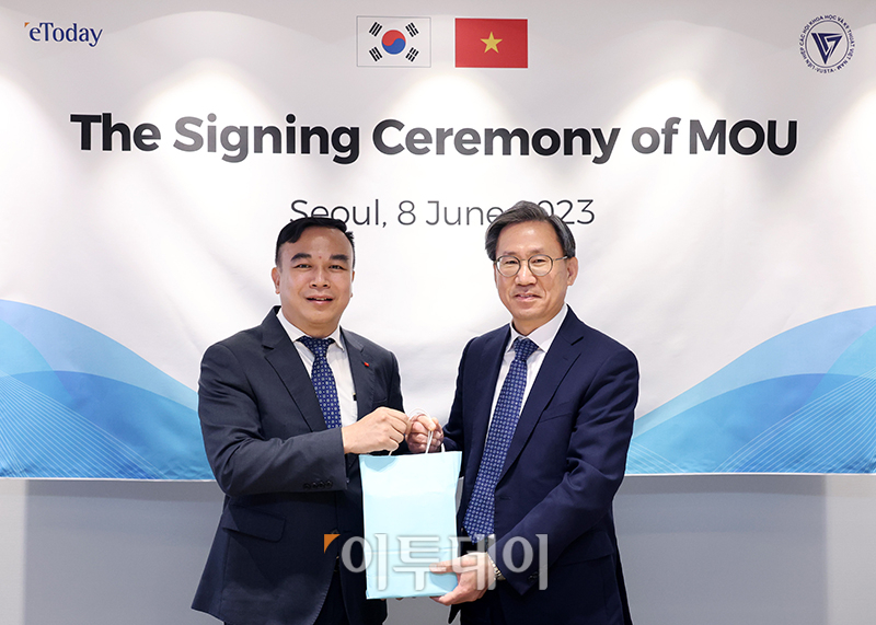 ▲김덕헌(오른쪽) 이투데이 대표와 응우옌 트롱 우옌(Nguyen Trong Uyen) 베트남 과학기술단체연합회(VUSTA) 산하 경제 및 개발연구원(IED) 원장이 8일 서울 강남구 이투데이 논현빌딩 대회의실에서 업무협약(MOU)을 마치고 기념품을 교환하고 있다. 고이란 기자 photoeran@
