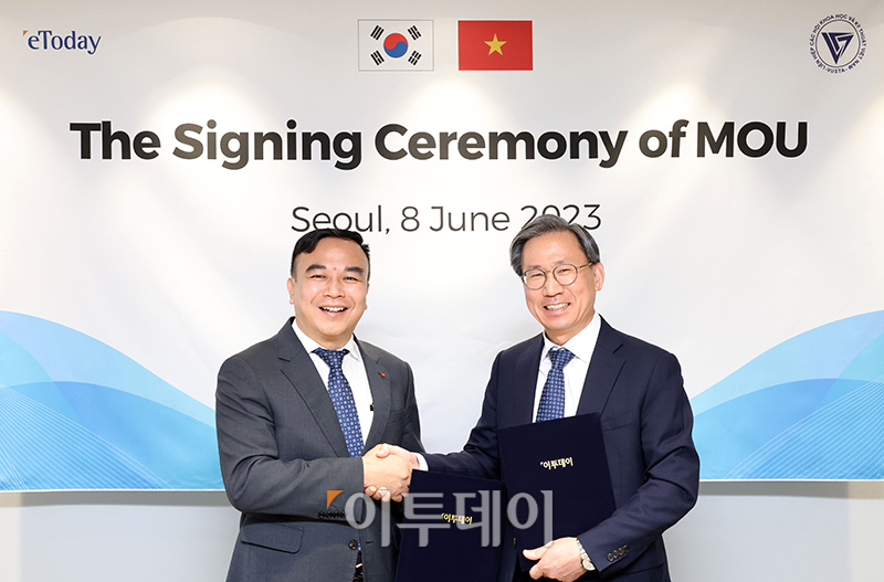 ▲김덕헌(오른쪽) 이투데이 대표와 응우옌 트롱 우옌(Nguyen Trong Uyen) 베트남 과학기술단체연합회(VUSTA) 산하 경제 및 개발연구원(IED) 원장이 8일 서울 강남구 이투데이 논현빌딩 대회의실에서 업무협약(MOU)을 마치고 기념촬영을 하고 있다. 고이란 기자 photoeran@