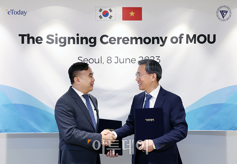 ▲김덕헌(오른쪽) 이투데이 대표와 응우옌 트롱 우옌(Nguyen Trong Uyen) 베트남 과학기술단체연합회(VUSTA) 산하 경제 및 개발연구원(IED) 원장이 8일 서울 강남구 이투데이 논현빌딩 대회의실에서 업무협약(MOU)을 마치고 악수하고 있다. 고이란 기자 photoeran@