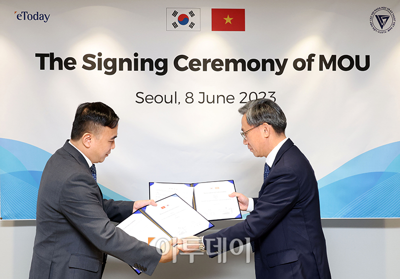 ▲김덕헌(오른쪽) 이투데이 대표와 응우옌 트롱 우옌(Nguyen Trong Uyen) 베트남 과학기술단체연합회(VUSTA) 산하 경제 및 개발연구원(IED) 원장이 8일 서울 강남구 이투데이 논현빌딩 대회의실에서 한국-베트남 경제 포럼 공동 개최 등 교류와 협력을 강화하기 위한 업무협약(MOU)을 체결하고 있다. 고이란 기자 photoeran@