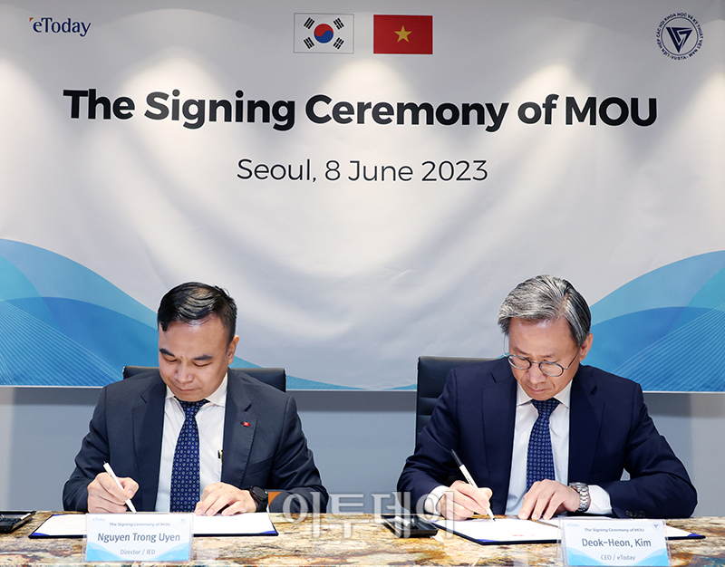 ▲김덕헌(오른쪽) 이투데이 대표와 응우옌 트롱 우옌(Nguyen Trong Uyen) 베트남 과학기술단체연합회(VUSTA) 산하 경제 및 개발연구원(IED) 원장이 8일 서울 강남구 이투데이 논현빌딩 대회의실에서 한국-베트남 경제 포럼 공동 개최 등 교류와 협력을 강화하기 위한 업무협약(MOU)을 체결하고 있다. 고이란 기자 photoeran@